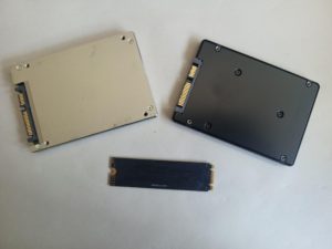 Das Bild zeigt drei SSD, davon 2 in 2,5"-Bauform und eine in M.2 2280 Bauform
